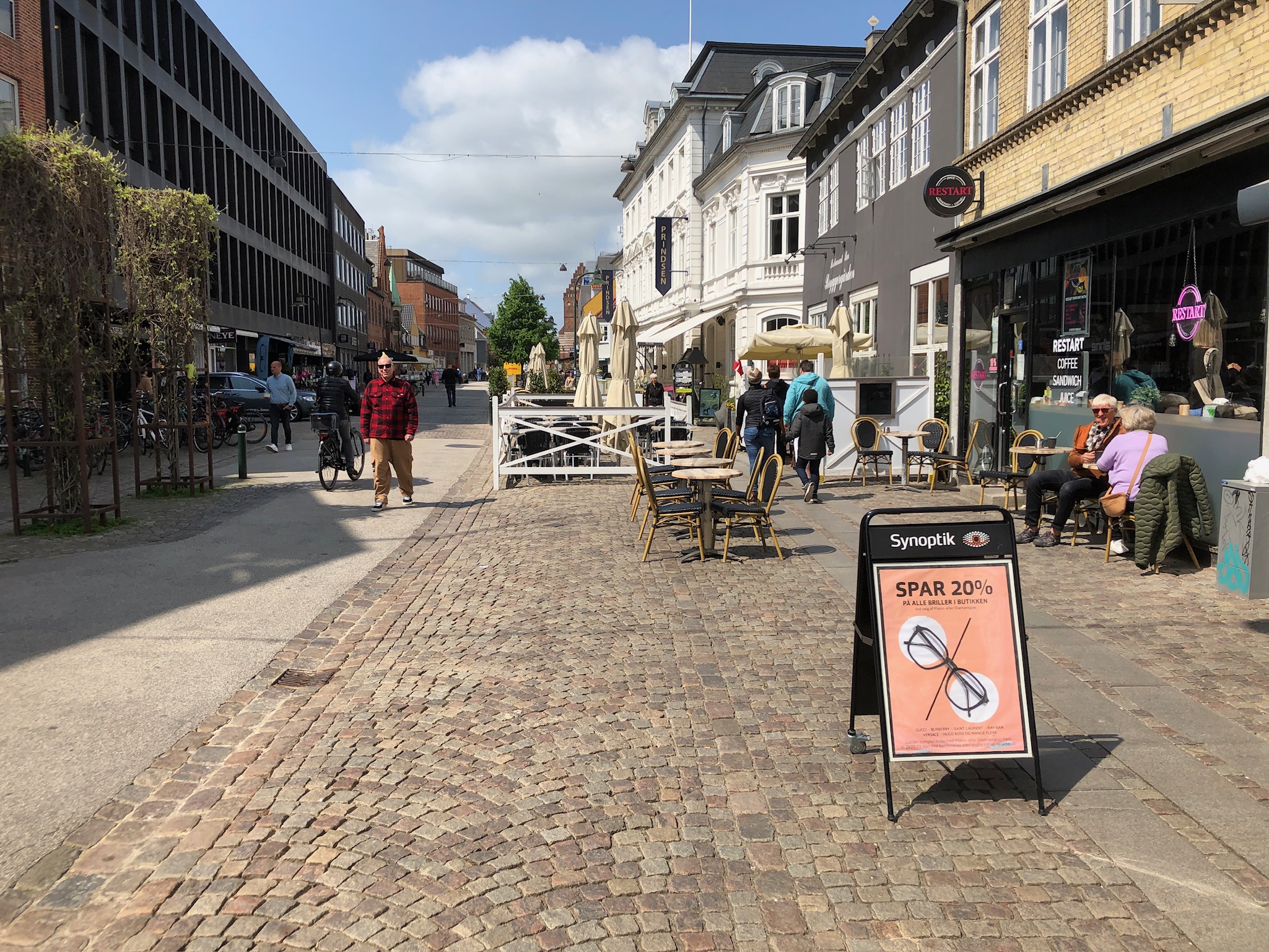 Handelsgade, som vi ønsker den, fuld af liv og hygge.